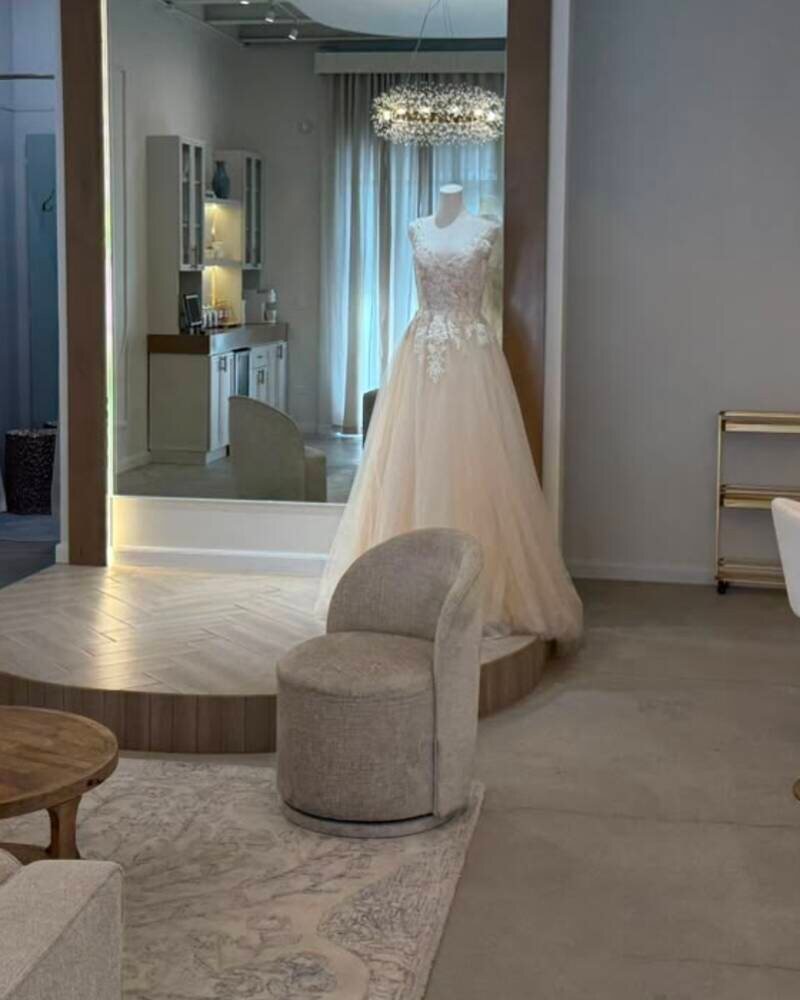 Vestido de novia sobre el pedestal del salón de Altara