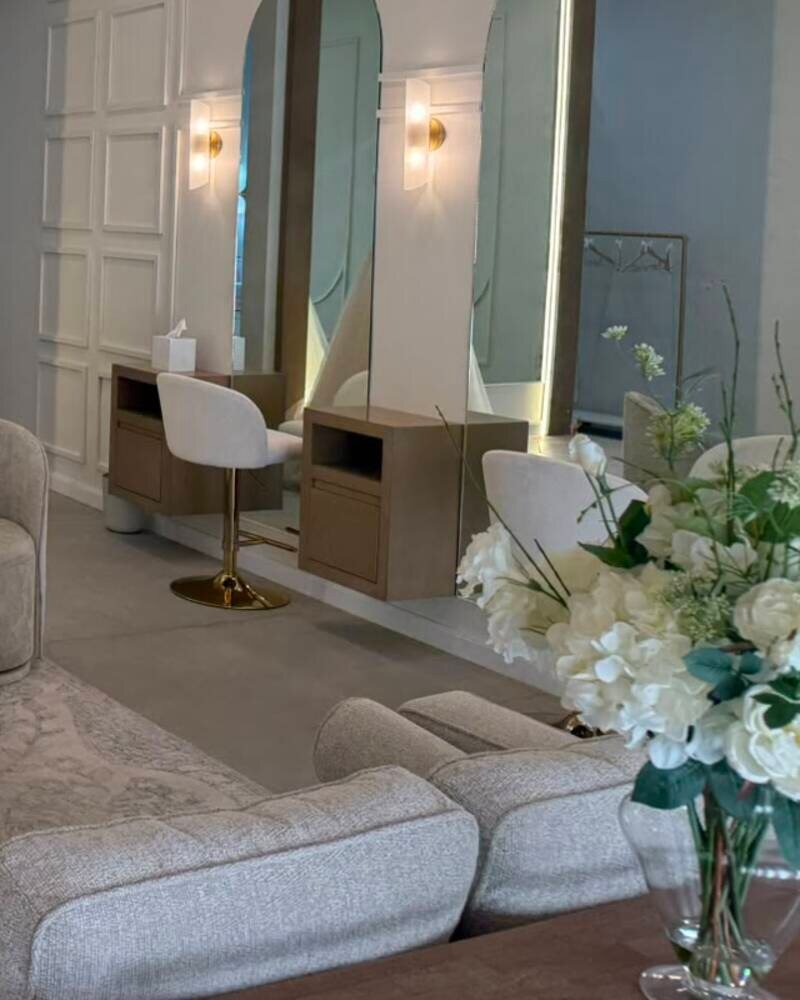 Detalle del tocador con espejos en arco y apliques dorados