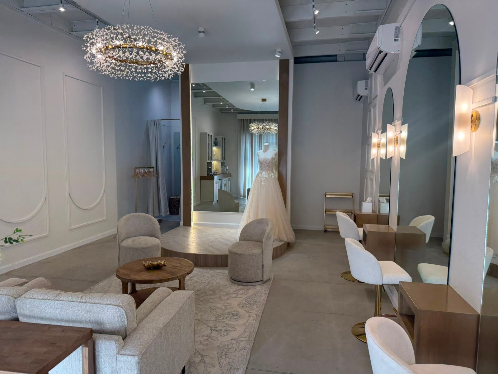 Salón principal de Altara Bridal Suite: sala, pedestal y vestidor